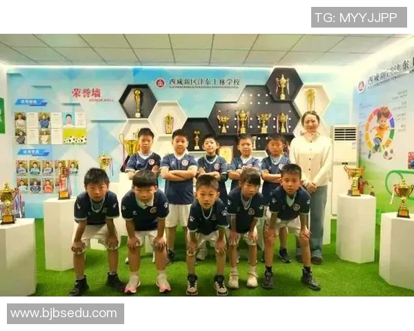 冬季寒风中男童足球梦想的追逐与成长之路